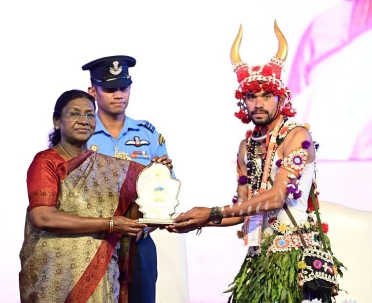 लोक कला महोत्सव में लिंगों घोटुल मांदरी नृत्य दल प्रथम कोण्डागांव जिले का बढ़ाया मान