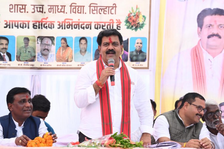 सिलहाटी में उपमुख्यमंत्री श्री शर्मा बने डिजिटल कक्षा के छात्र, शिक्षक ने डिजिटल बोर्ड में पढ़ाया आंख की संरचना