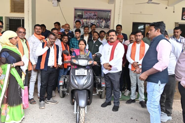 वनांचल की दिव्यांग आंगनबाड़ी कार्यकर्ता को उपमुख्यमंत्री ने दिलाई स्कूटी