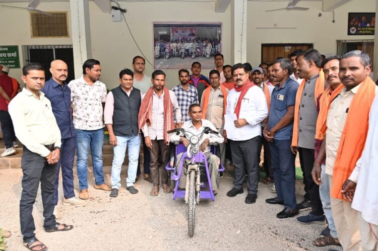 उपमुख्यमंत्री विजय शर्मा ने दसरू को प्रदान की मोटराइज्ड ट्राइसाइकिल