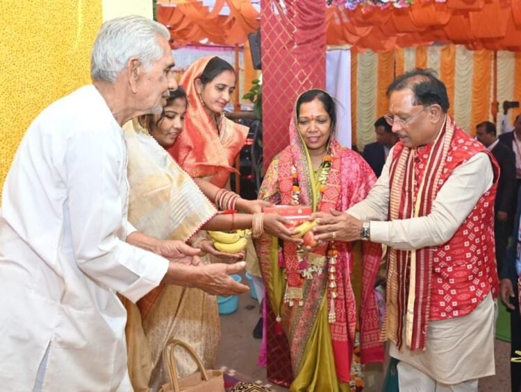 मुख्यमंत्री श्री विष्णुदेव साय बसना सलखण्ड में मां महालक्ष्मी पूजन कार्यक्रम में हुए शामिल