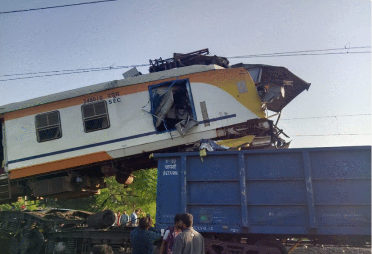 बिलासपुर रेल हादसा: मालगाड़ी और पैसेंजर ट्रेन की जोरदार टक्कर में 4 की मौत, 12 से अधिक घायल — मृतकों के परिवार को 10 लाख का मुआवजा घोषित.