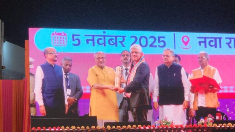 छत्तीसगढ़ अप्रवासी भारतीय सम्मान से मनीष तिवारी सम्मानित, मां को किया समर्पित