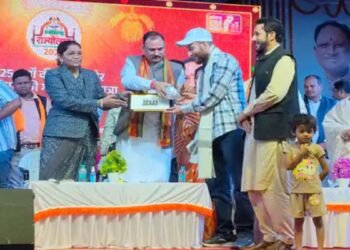 राज्योत्सव में नजाकत अली का सम्मान: पहलगाम हमले में छत्तीसगढ़ के 11 पर्यटकों की बचाई थी जान