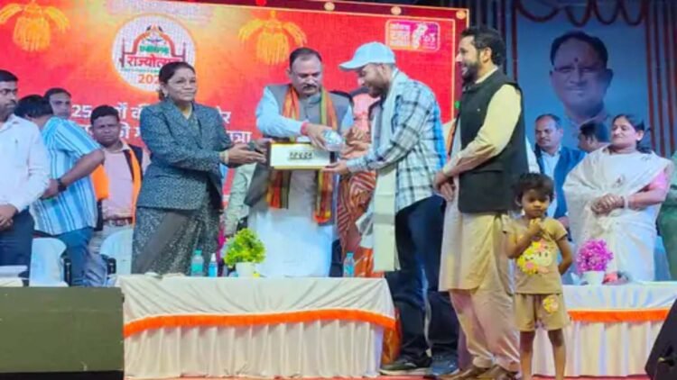 राज्योत्सव में नजाकत अली का सम्मान: पहलगाम हमले में छत्तीसगढ़ के 11 पर्यटकों की बचाई थी जान