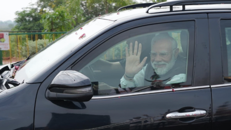 प्रधानमंत्री नरेंद्र मोदी ने नवा रायपुर में किया भव्य रोड शो, राजधानीवासियों ने किया गर्मजोशी से स्वागत.