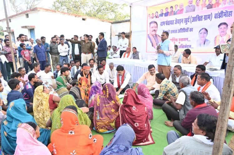 उपमुख्यमंत्री श्री विजय शर्मा ने ग्राम चरडोंगरी और बांझी में चौपाल लगाकर ग्रामीणों से किया सीधा संवाद