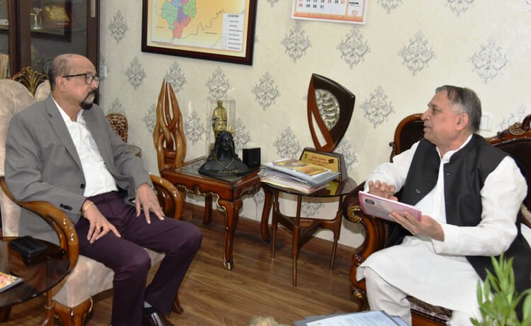 राज्यपाल श्री डेका से छत्तीसगढ़ दिव्यांगजन, वित्त एवं विकास निगम के अध्यक्ष श्री कावड़िया ने की भेंट