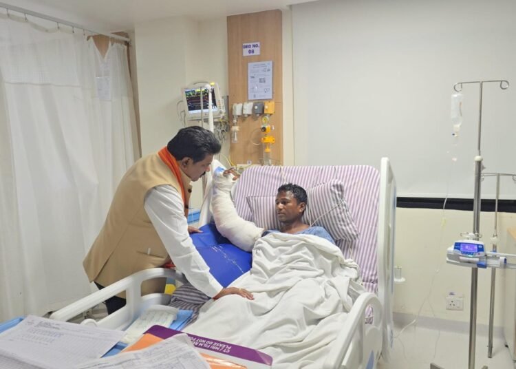 उपमुख्यमंत्री श्री विजय शर्मा ने आईईडी ब्लास्ट में घायल पुलिस जवानों से अस्पताल में की मुलाकात