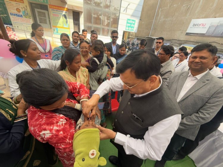 बच्चों को पोलियो की खुराक पिलाकर मंत्री श्री लखनलाल देवांगन ने किया पल्स पोलियो अभियान का शुभारंभ