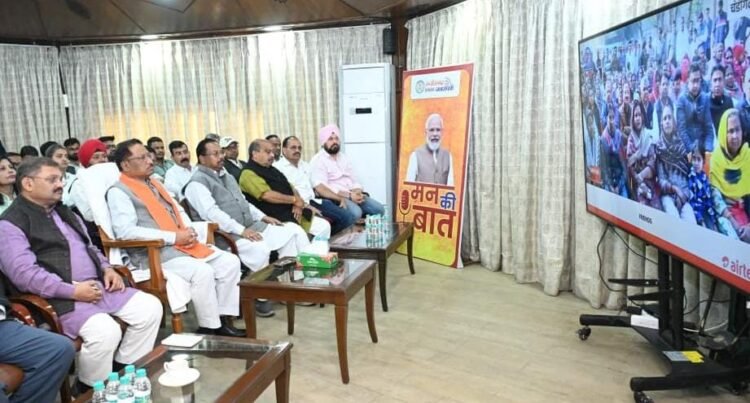 मुख्यमंत्री श्री विष्णु देव साय ने जनप्रतिनिधियों संग ‘मन की बात’ कार्यक्रम की 129वीं कड़ी का श्रवण