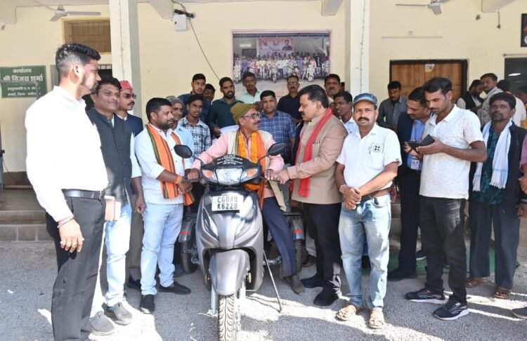 दिव्यांग नेमी सिंह को उपमुख्यमंत्री श्री शर्मा ने प्रदान की पेट्रोल चलित स्कूटी