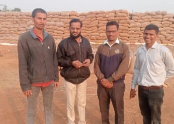 योगेन्द्र दास वैष्णव ने धान उपार्जन केन्द्रों का निरीक्षण किया।