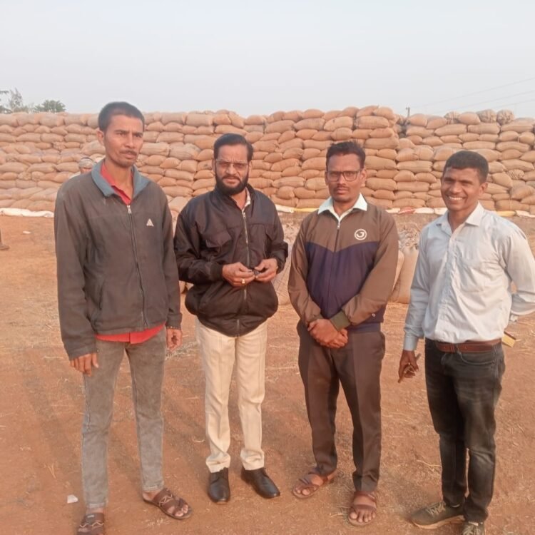 योगेन्द्र दास वैष्णव ने धान उपार्जन केन्द्रों का निरीक्षण किया।