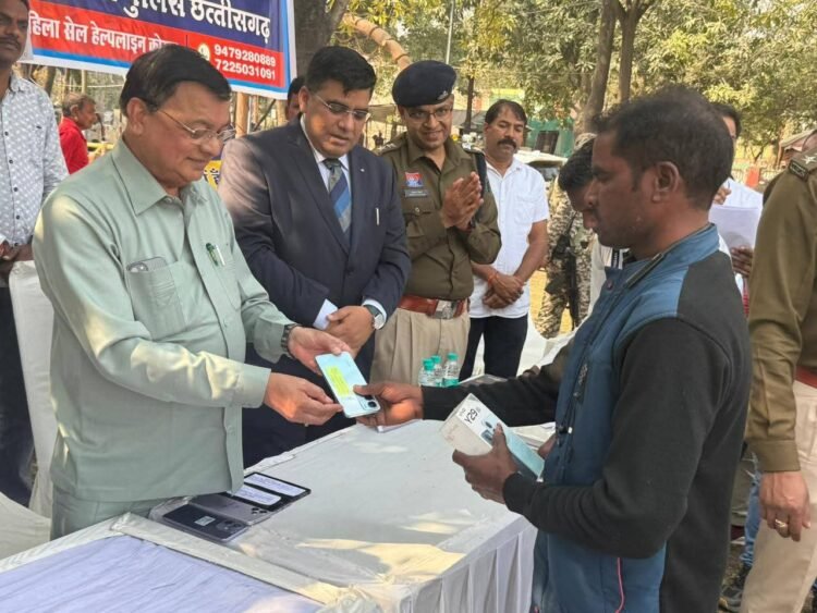 नव वर्ष के पहले दिन खिले 100 नागरिकों के चेहरे, लंबे समय से गुम हो चुके मोबाईल लौटाए