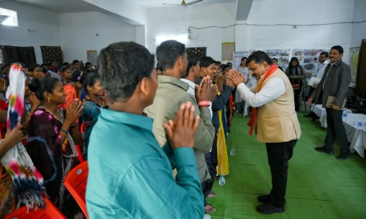 पुनर्वासित युवाओं के साथ उपमुख्यमंत्री श्री विजय शर्मा ने किया आत्मीय संवाद, साथ बैठकर किया सुबह का नाश्ता