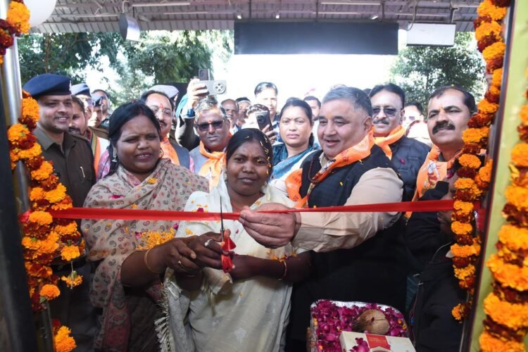 राम-नाम की धुन पर 850 भक्त रामलला के दर्शन के लिए अयोध्या रवाना पर्यटन एवं संस्कृति मंत्री श्री राजेश अग्रवाल ने दिखाई हरी झंडी