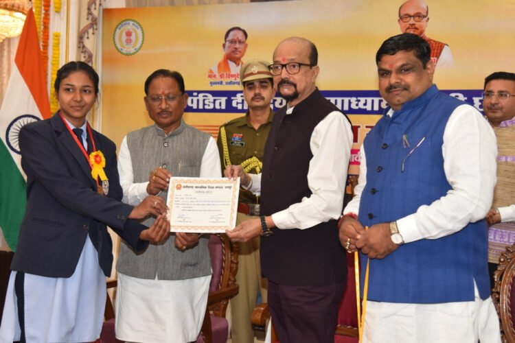 राज्यपाल श्री रमेन डेका एवं मुख्यमंत्री श्री विष्णुदेव साय ने 10वीं और 12वीं परीक्षा के मेधावी विद्यार्थियों को किया सम्मानित