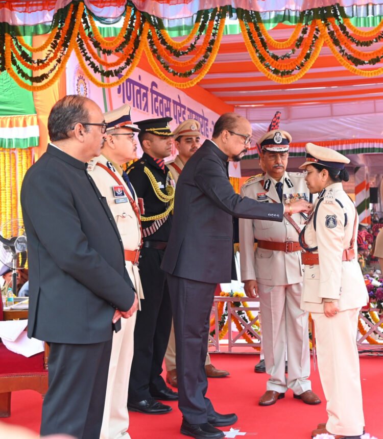 राज्यपाल ने गणतंत्र दिवस समारोह में वीरता, शौर्य एवं उत्कृष्ट सेवा के लिए किया सम्मानित