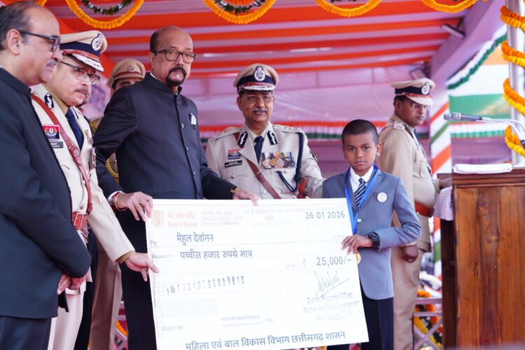 राज्यपाल श्री रमेन डेका ने राजधानी के मुख्य समारोह में विजेताओं को किया सम्मानित