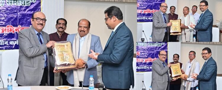 मुख्य सचिव कार्यालय के अवर सचिव अरूण कुमार हिंगवे सहित दफ्तरी खुमान सिंह और कन्हैया लाल को सेवानिवृत्त होने पर दी गई विदाई