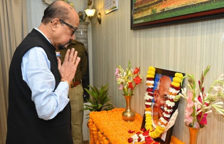 राज्यपाल श्री डेका ने राष्ट्रपिता महात्मा गांधी को दी श्रद्धांजलि