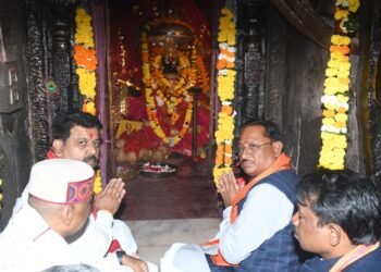 मुख्यमंत्री  विष्णु देव साय ने बस्तर की आराध्य देवी मां दंतेश्वरी की पूजा-अर्चना कर प्रदेशवासियों के सुख-समृद्धि और खुशहाली की कामना की |