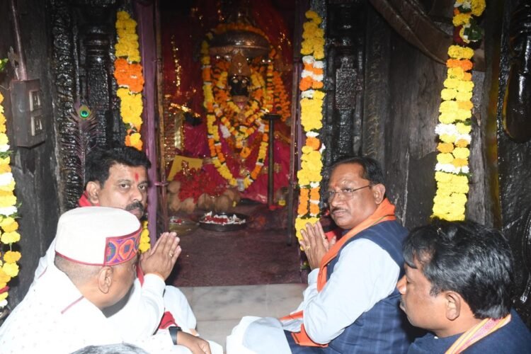 मुख्यमंत्री  विष्णु देव साय ने बस्तर की आराध्य देवी मां दंतेश्वरी की पूजा-अर्चना कर प्रदेशवासियों के सुख-समृद्धि और खुशहाली की कामना की |