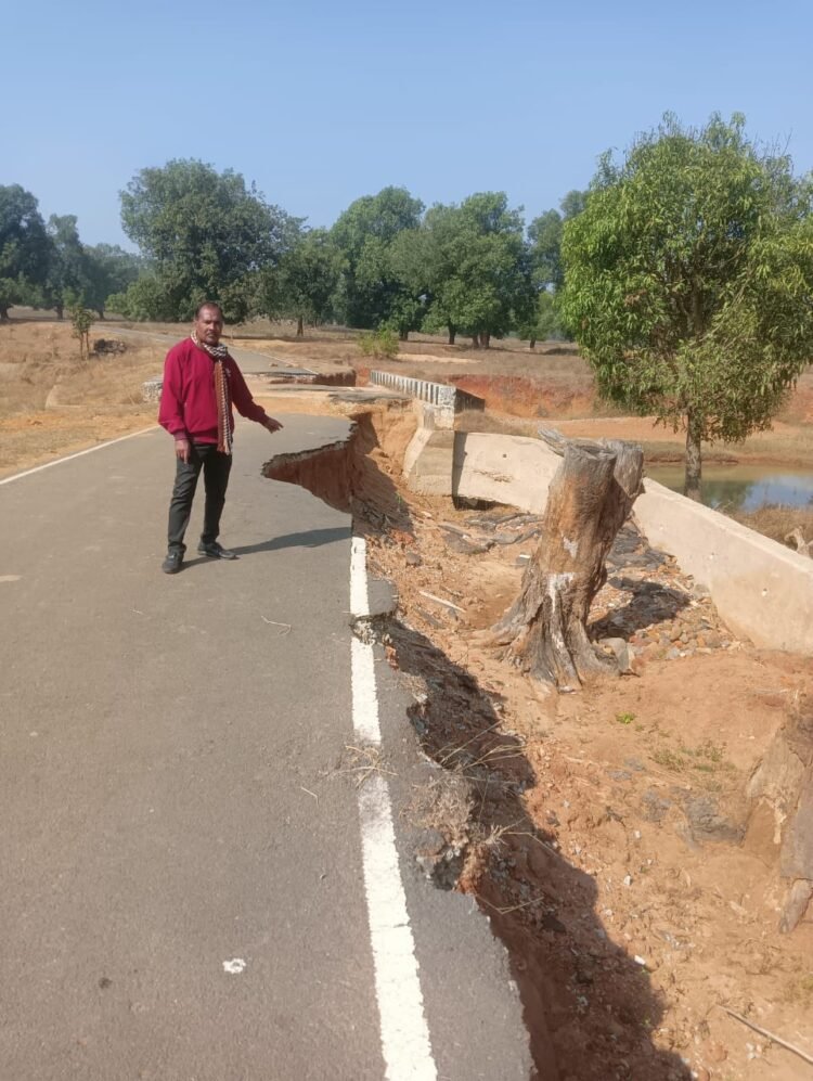 नंदीपारा में बदहाली की हद! फुलिया बाड़ में बहा पुलिया |