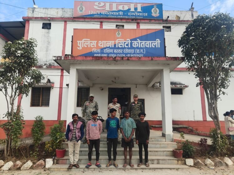 क्रूरता की हदें पार: 56 गौवंश की अवैध तस्करी करते 5 आरोपी गिरफ्तार | जंगल मार्ग से बूचड़खाने ले जाते पकड़े गए |