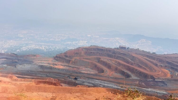 किरंदुल खनन क्षेत्र का कलेक्टर ने किया सघन निरीक्षण