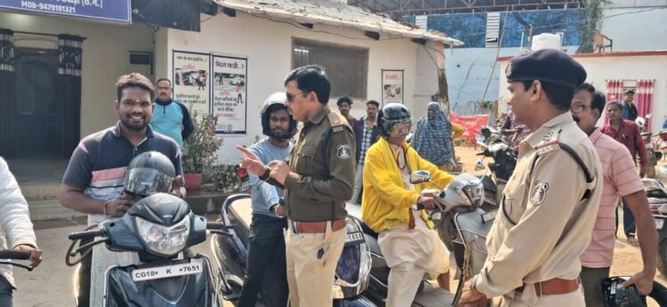 सड़क पर सुरक्षा का संकल्प…..दंतेवाड़ा में हेलमेट अभियान….80 दुपहिया चालक हुए जागरूक