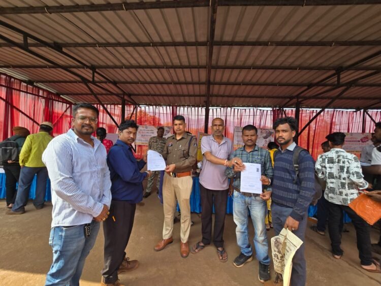 किरंदुल में रिकॉर्डतोड़ पहल…..पुलिस–परिवहन विभाग के शिविर में 500 से अधिक युवाओं ने बनवाया लर्निंग लाइसेंस |