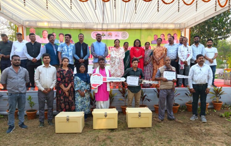 धरती आबा ग्राम उत्कर्ष योजना अंतर्गत मत्स्य विक्रेताओं को मिला मोटरसाइकिल सह आइस