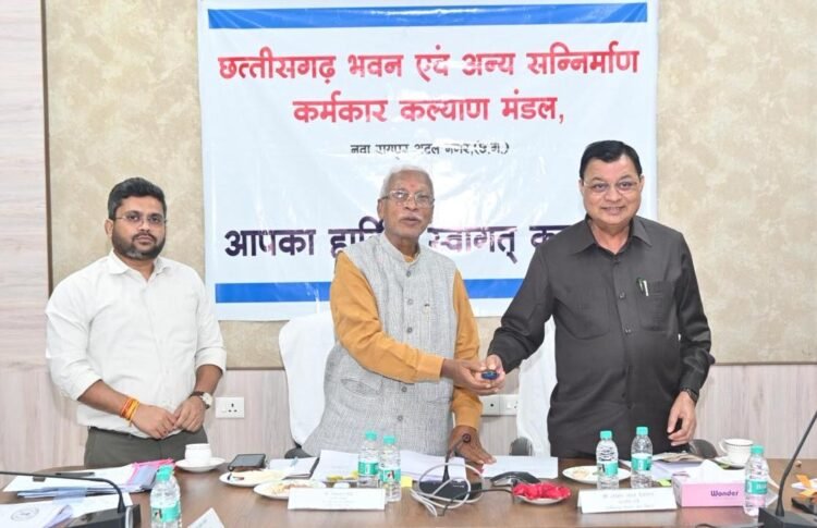 विष्णुदेव सरकार का श्रमिकों को तोहफा – श्रम मंत्री श्री लखन लाल देवांगन और बीओसी अध्यक्ष श्री रामप्रताप सिंह ने बटन दबाकर 9328 श्रमिकों के खाते में 18.23 करोड़ की राशि की अंतरित