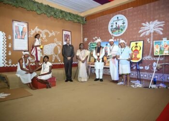 जनजातीय परंपराओं और संस्कृति पर आधारित भव्य प्रदर्शनी का राष्ट्रपति श्रीमती द्रौपदी मुर्मु ने किया अवलोकन