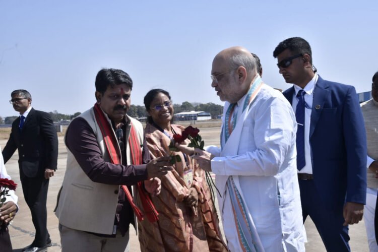 केन्द्रीय गृह मंत्री श्री अमित शाह का जगदलपुर के मां दंतेश्वरी एयरपोर्ट में आत्मीय स्वागत