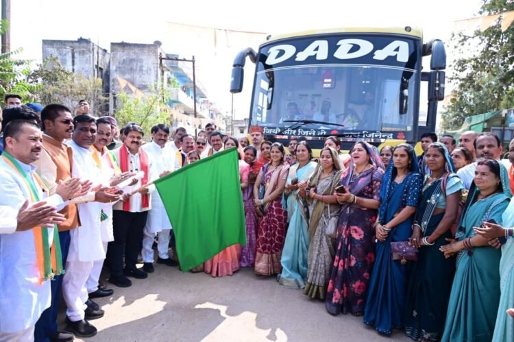 उन्नत पशुपालन एवं डेयरी प्रबंधन सीखने बनासकाठा गुजरात रावाना हुए कबीरधाम के पशुपालक और बिहान की दीदियां