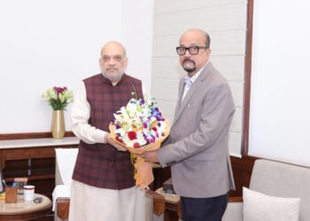 राज्यपाल श्री रमेन डेका ने गृह मंत्री श्री अमित शाह से सौजन्य भेंट की