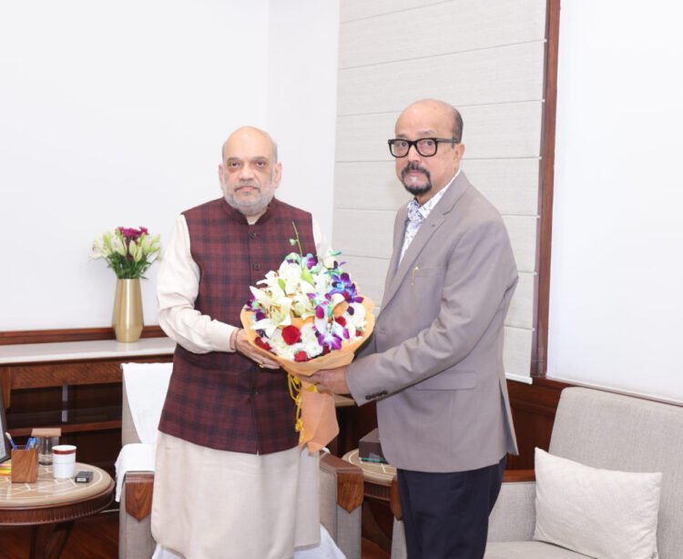 राज्यपाल श्री रमेन डेका ने गृह मंत्री श्री अमित शाह से सौजन्य भेंट की