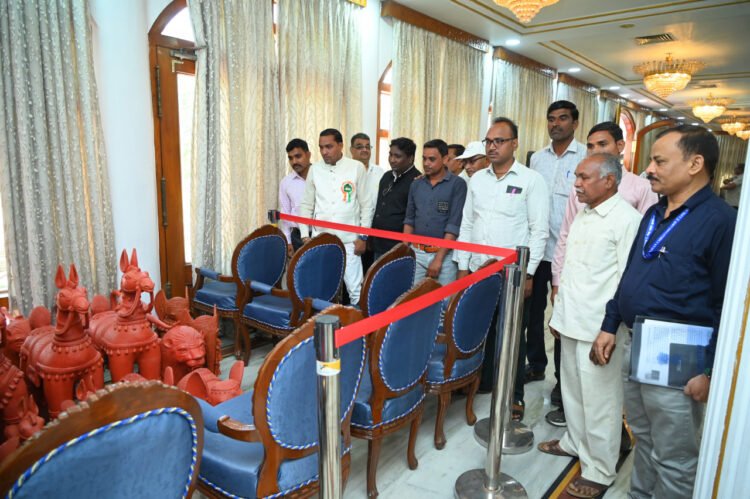 राज्यपाल के गोद ग्राम टेमरी के ग्रामीणों ने किया लोकभवन का भ्रमण