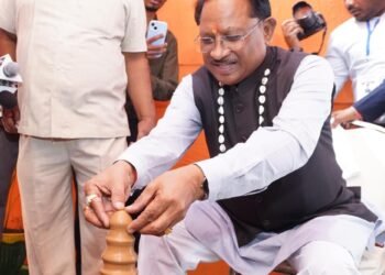 मुख्यमंत्री श्री साय ने कुम्हार के चाक पर गढ़ा दीया, पारंपरिक शिल्पकारों से किया आत्मीय संवाद: सरगुजा विकास प्राधिकरण की बैठक के दौरान प्रदर्शनी में दिखा माटी से जुड़ाव
