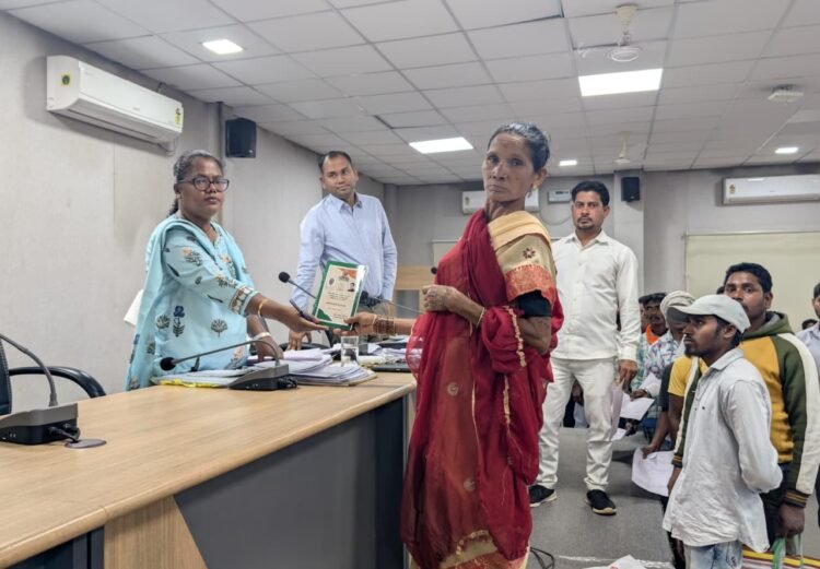 जनदर्शन में मिली त्वरित राहत: लगनी बाई को मिला राशन कार्ड