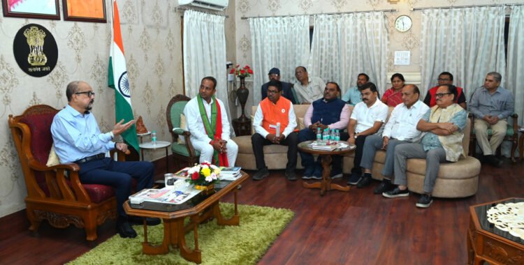 राज्यपाल श्री डेका से छत्तीसगढ़ रेडक्रॉस सोसायटी की नवगठित प्रबंध समिति ने की सौजन्य भेंट