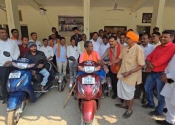 उपमुख्यमंत्री श्री विजय शर्मा की तत्परता से दो दिव्यांगों को मिली स्कूटी