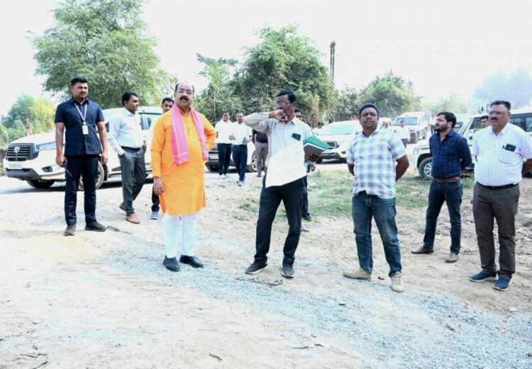 उप मुख्यमंत्री श्री अरुण साव ने निर्माणाधीन पुल के कार्य का किया औचक निरीक्षण