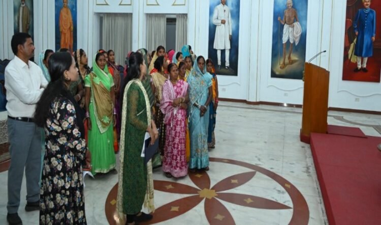 राज्यपाल के गोद ग्राम पंचायत बिजली के ग्रामीणों ने किया लोकभवन का भ्रमण