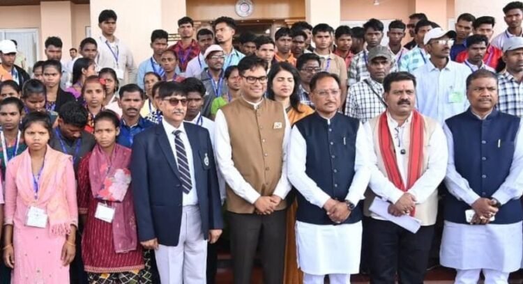 नए विश्वास के साथ आगे बढ़ रहे पुनर्वासित युवा: विधानसभा में समझी जनतांत्रिक प्रणाली