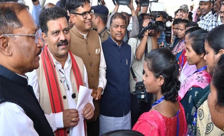 नए विश्वास के साथ आगे बढ़ रहे पुनर्वासित युवा: विधानसभा में समझी जनतांत्रिक प्रणाली