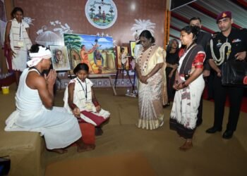 जनजातीय परंपराओं और संस्कृति पर आधारित भव्य प्रदर्शनी का राष्ट्रपति श्रीमती द्रौपदी मुर्मु ने किया अवलोकन